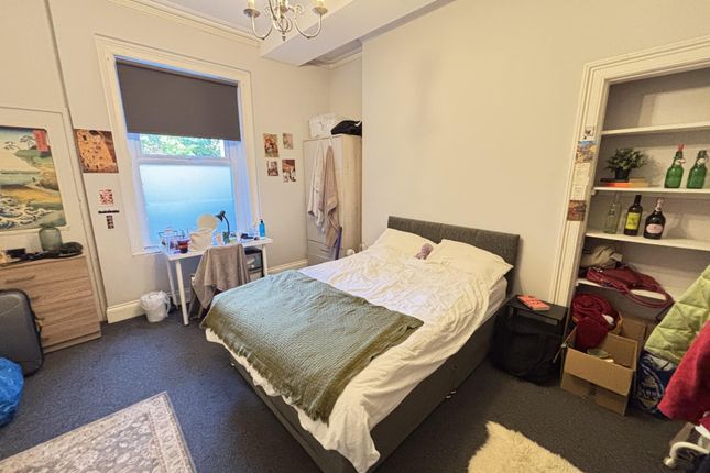 A Comfortable And Well-Maintained Double Bedroom F...