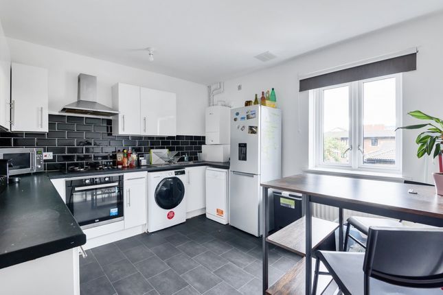 24, Holywell Close, London photo 3
