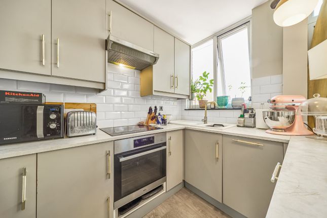 14, Patio Close, London photo 3