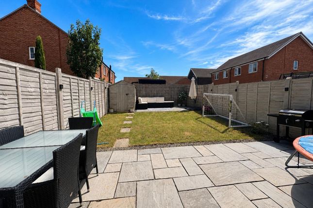 29 Harmony Road, Horley photo 4