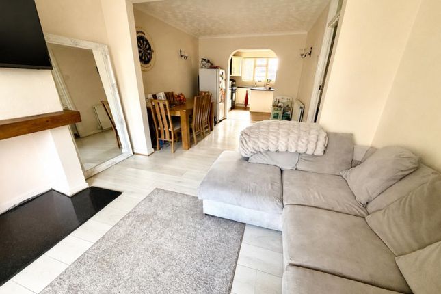 59, Warwick Avenue, Egham photo 3