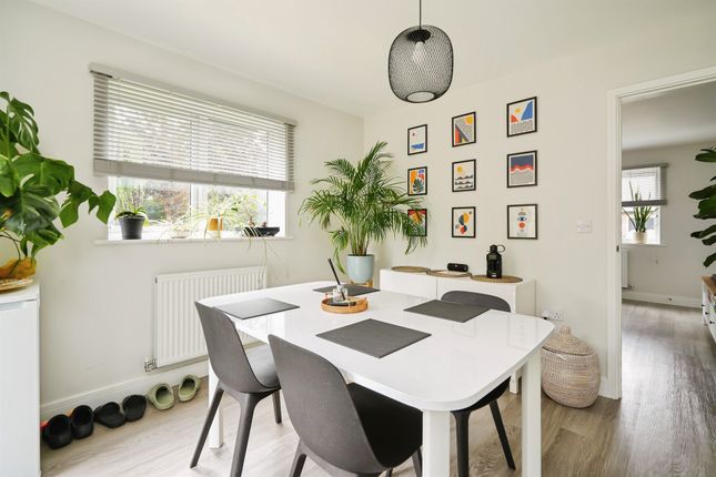 27, Spring Meadow, Witney photo 2