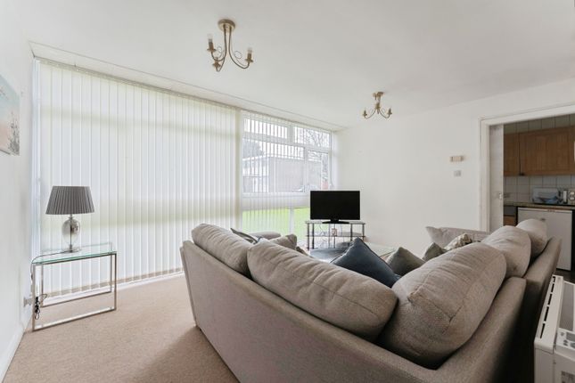 21, Hornby Court, Merseyside photo 4