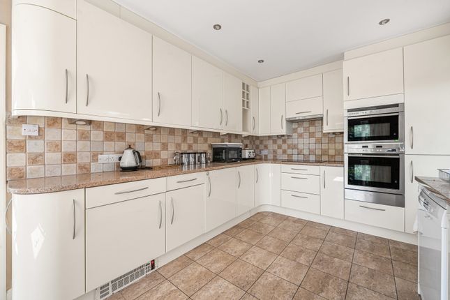 37, Copse Avenue, Farnham photo 3