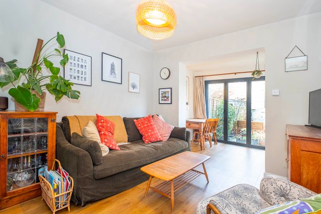 38, Blackmores Grove, Teddington photo 2