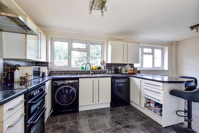 Flat 28 Ellwood Court, Ellwood Gardens, Watford photo 2