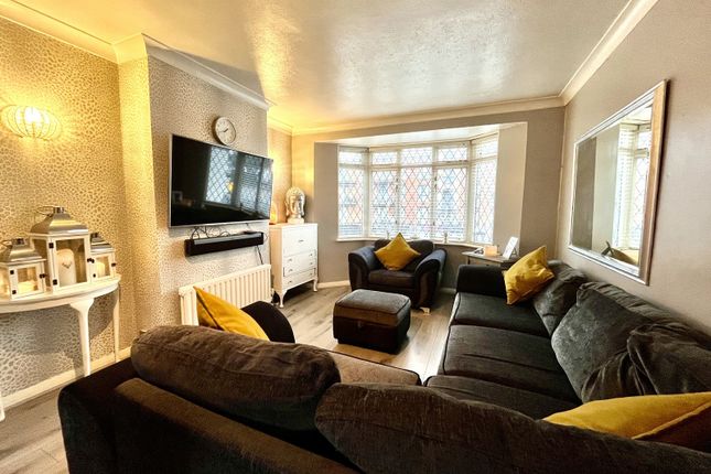 126, Bridge Road, Chessington photo 2