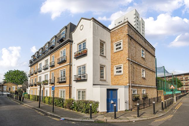 Flat for sale in Portland Grove, London