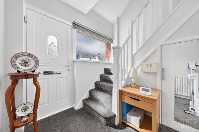 7, Suzanne Crescent, Pontefract photo 4