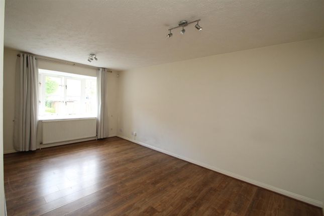 Flat to rent in Swan Close, Rickmansworth