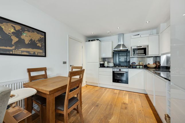 Flat 5, 27 Greenwich High Road, London photo 2
