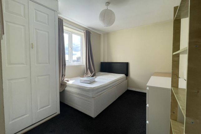 A Bright And Inviting Double Bedroom With Ample St...