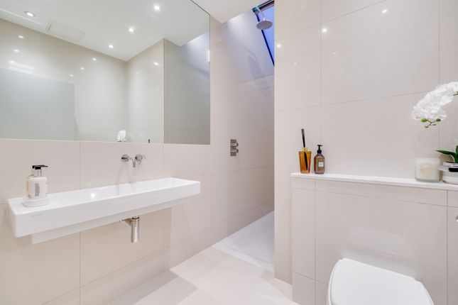 Flat for sale in Sedlescombe Road, Fulham