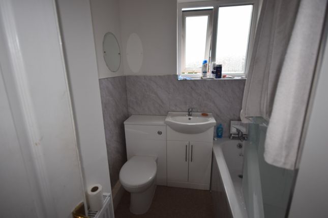Flat to rent in Mold Road, Wrexham
