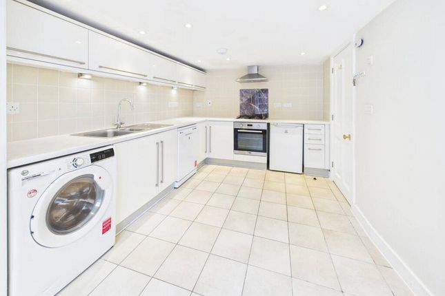 Flat 4,, Fernbrook The Square, Pangbourne photo 2
