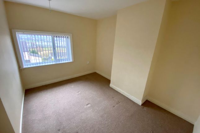 30, Scott Lane West, Keighley photo 5