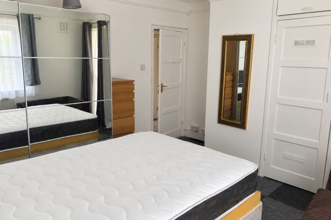 Room 3, Flat 9, Nevena Court, 90 Effra Road, London photo 2