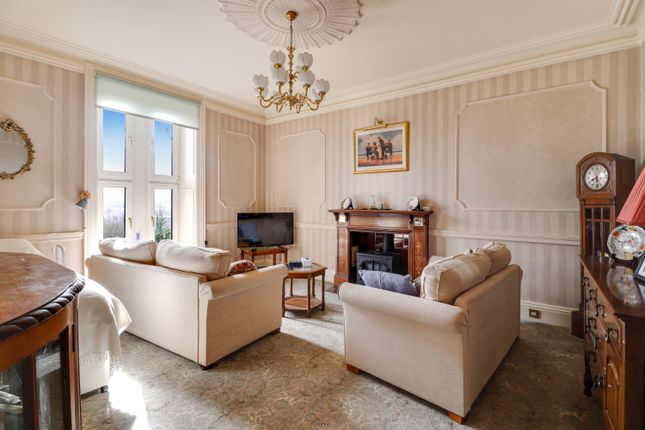 Flat 4, 4 Park Drive South, Huddersfield photo 2