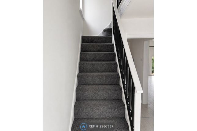 Dale Grove, Timperley, Altrincham photo 4