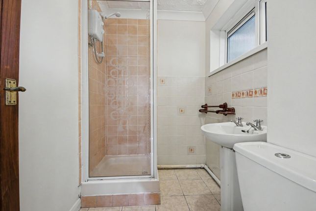 1 Meggeson Avenue, Southampton photo 4