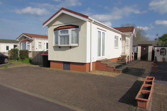 Mobile/park home for sale in The Grove, Woodside Park Homes, Woodside, Luton