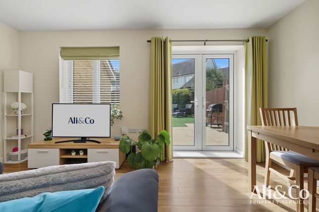 14 Woodside Close, Grays photo 3