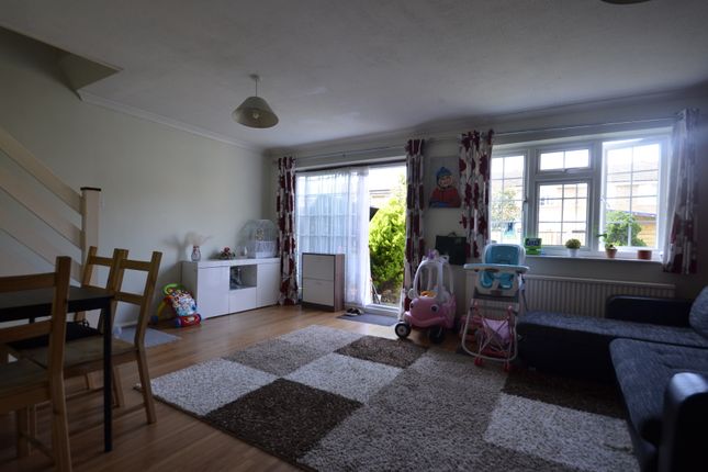 19, Robin Way, Staines-upon-Thames photo 2