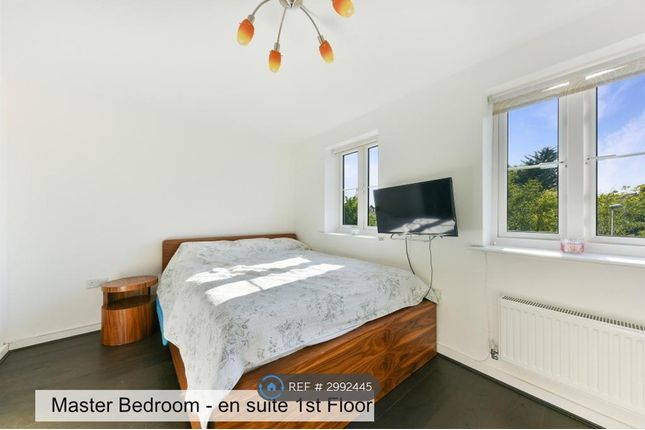 Alpine Close, Epsom photo 4