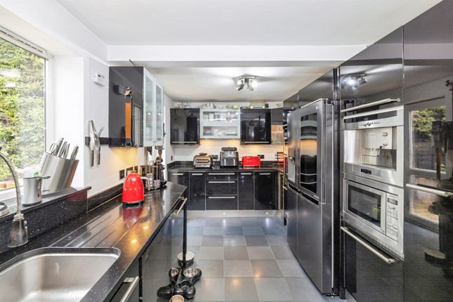 25, Thellusson Way, Rickmansworth photo 4