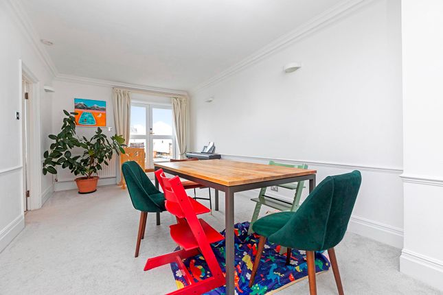 Flat 8, 34 Queens Gate Gardens, London photo 4