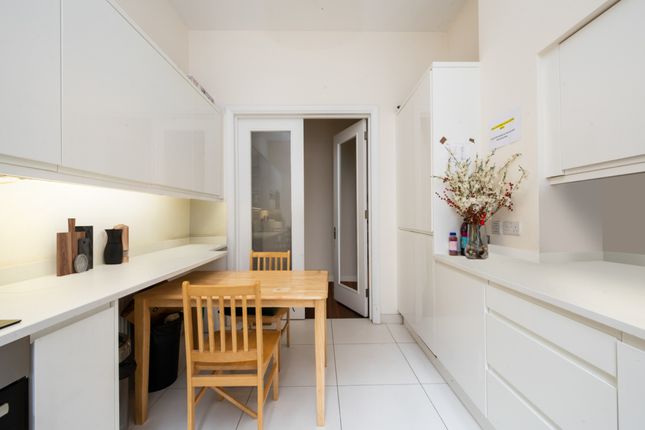 Room to rent in Tachbrook Street, London