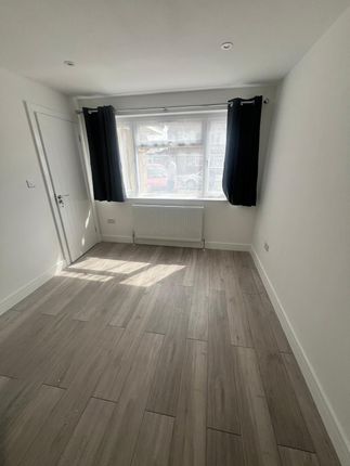 72 Pennine Way, Harlington, HAYES photo 5