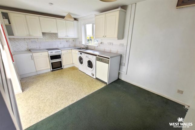 15, Burgage Green Close, Haverfordwest photo 2