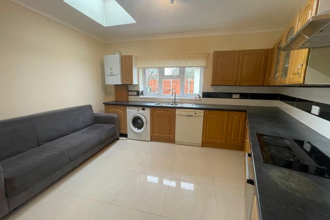 16A Daphne Gardens, London photo 5