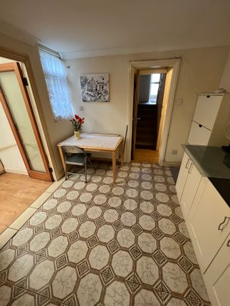 Thumbnail Flat to rent in Leconfield Road, London