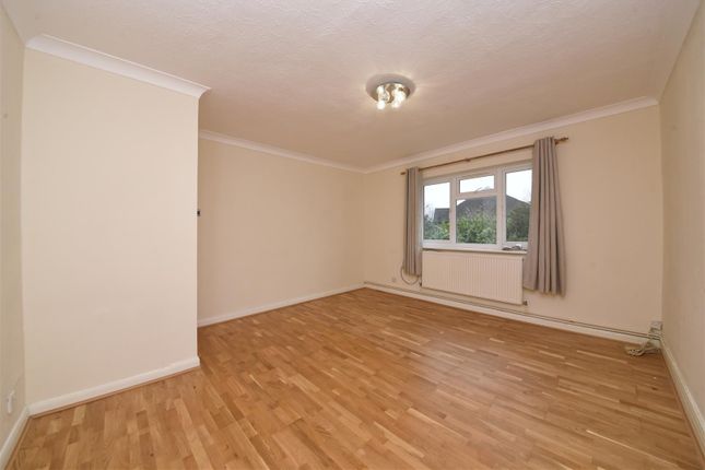 Thumbnail Flat to rent in Cromwell Close, London
