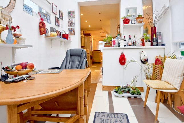 Flat for sale in Brunswick Park Road, New Southgate, London