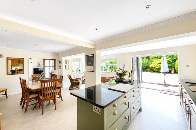 12, Farm Close, Sutton photo 4