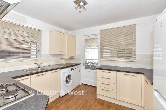23, Willow Tree Avenue, Waterlooville photo 4