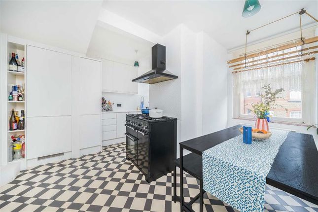 Flat 34, Walton House, Montclare Street, London photo 3
