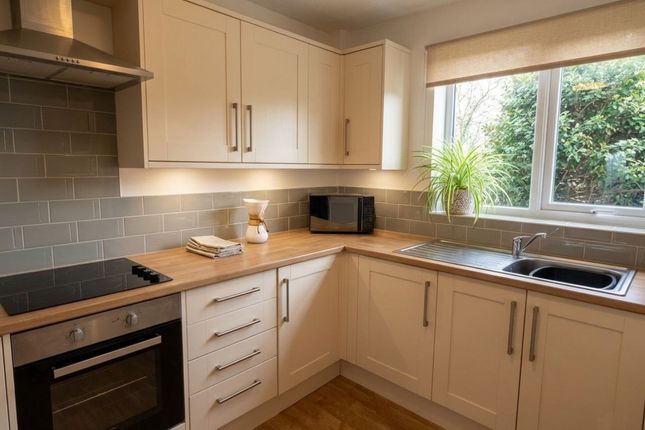 10 Locke Way, Stafford photo 2