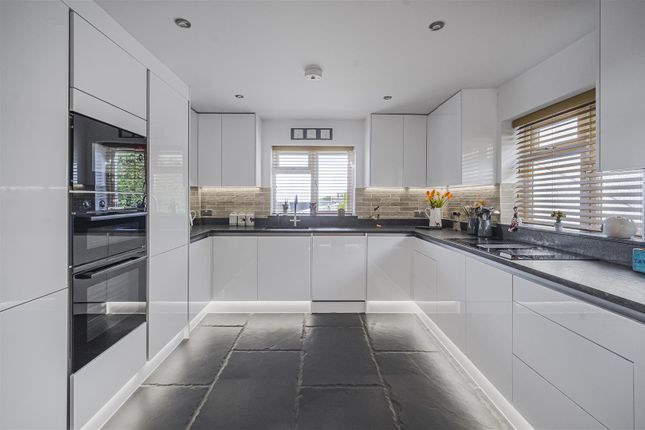 3, Craig Yr Eos Place, Bridgend photo 4
