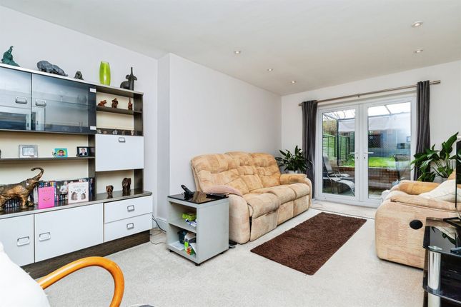 81, The Paddocks, STEVENAGE photo 3