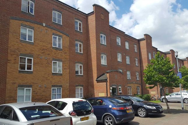 Flat to rent in Otter Close Blaker Road, Stratford