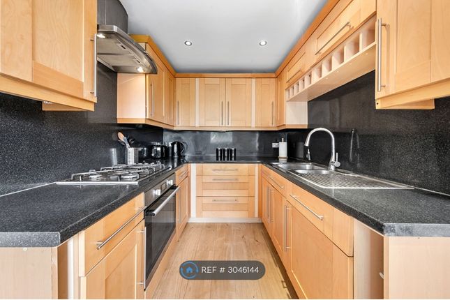 Rutland Place, Bushey photo 3