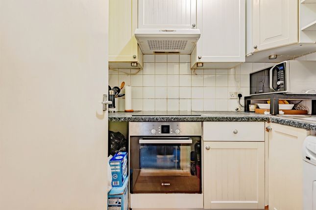 Flat 5, Wesley Court, Clarendon Road, Redhill photo 4