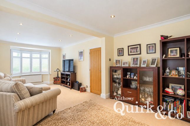 68, The Driveway, Canvey Island photo 4