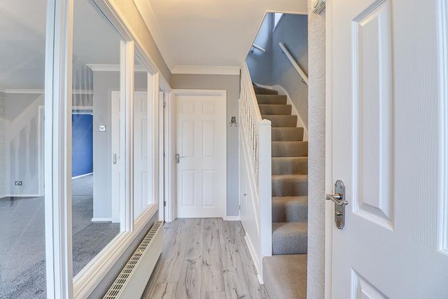 46, Dering Crescent, Eastwood photo 2