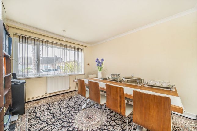 12, Hawthorn Close, Hampton photo 4