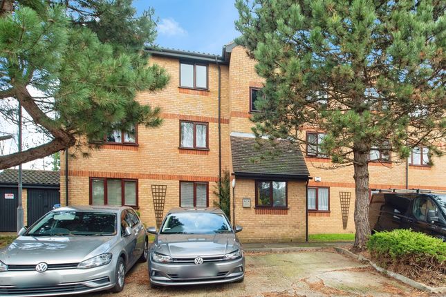 Flat for sale in Courtlands Close, Watford